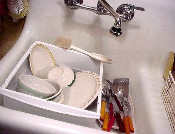 7 Tips for Washing a Lot of Dishes - Fast!